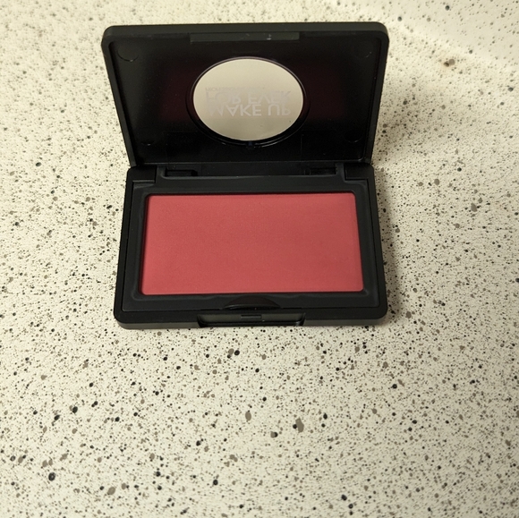 MAKE UP FOR EVER Artist Longwear Skin-fusing Powder Blush - Picture 1 of 3